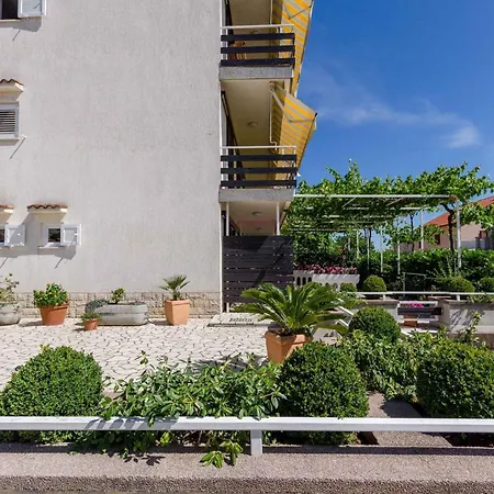 One-bedroom In 7 Apartment